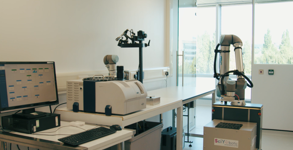 Autonomous Mobile Robot (AMR) in a laboratory with synTQ in operation.